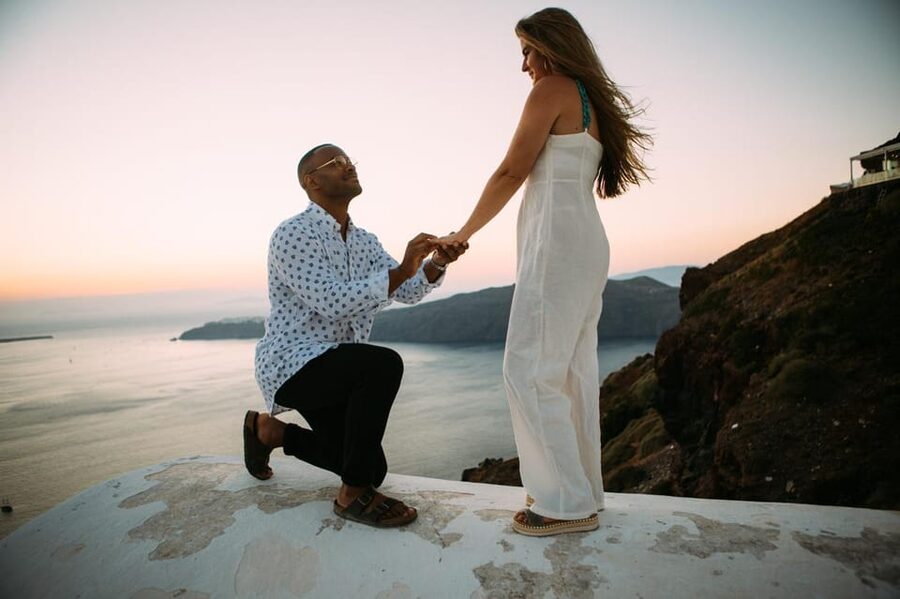 Santorini Proposal: A Luxury Photoshoot for Your Yes! Moment - Sunset, views, and the question of timing