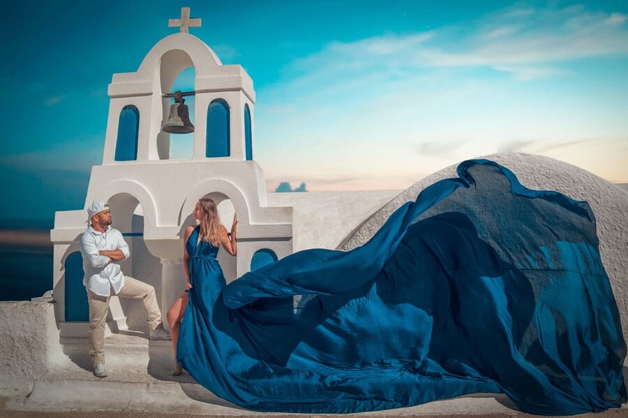 Santorini: Proposal Photoshoot l Private Entry to blue Dome - The Oia photo session