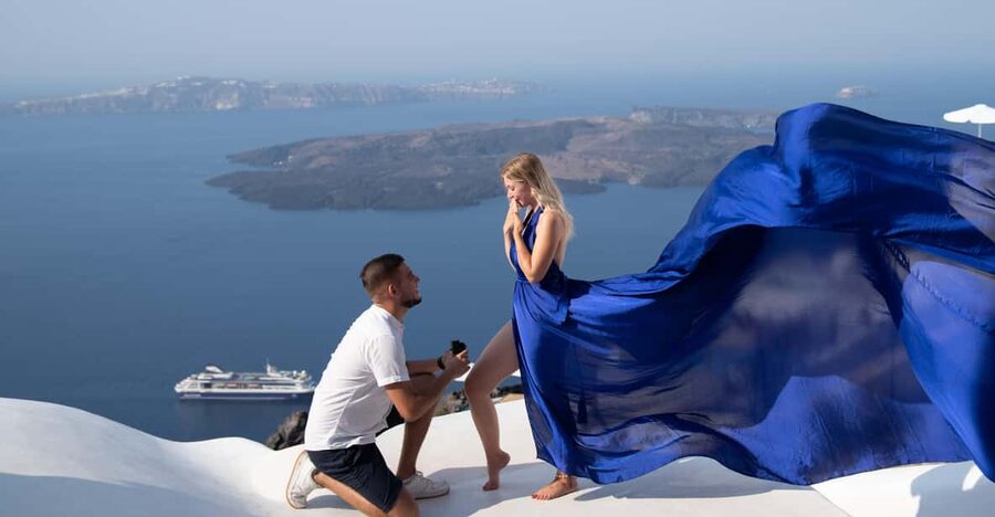Santorini: Proposal Photoshoot l Private Entry to blue Dome - A 30-minute session needs a plan