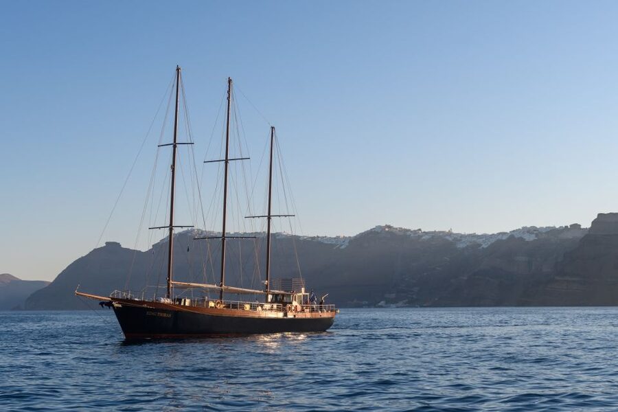 Santorini: Romantic Sunset Caldera Cruise with Dinner - Getting from your hotel to Athinios Port