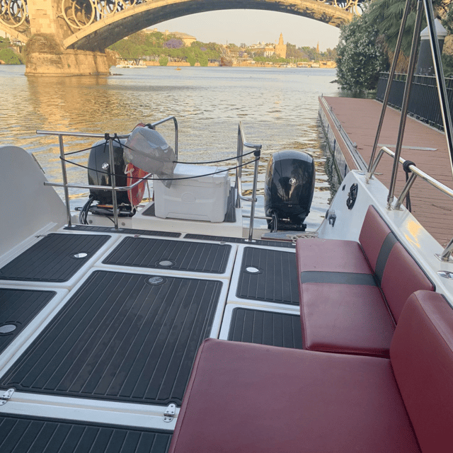 Sevilla: Romantic Boat Ride - The one-hour cruise with frizzante wine