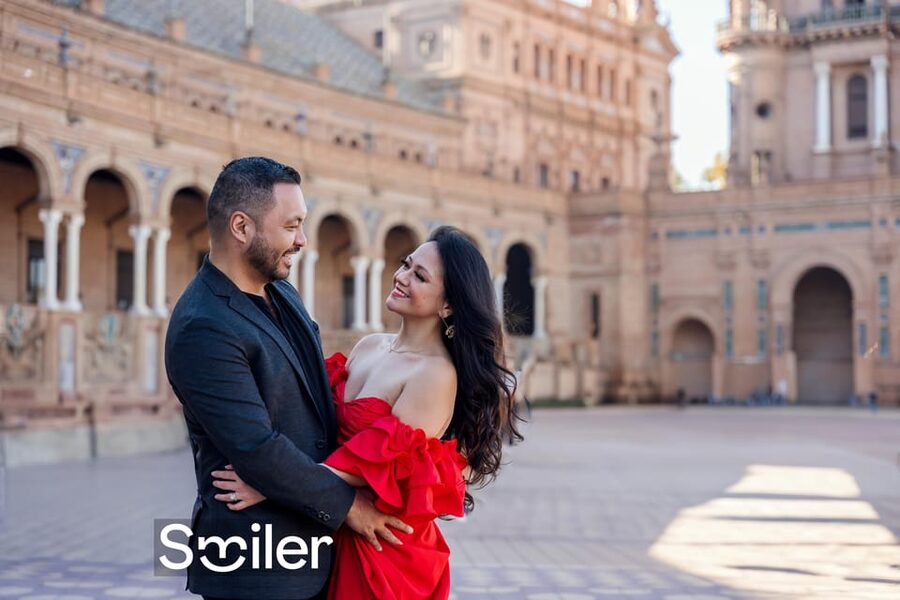 Seville: Romantic photoshoot for Couples - Meeting your photographer in Seville
