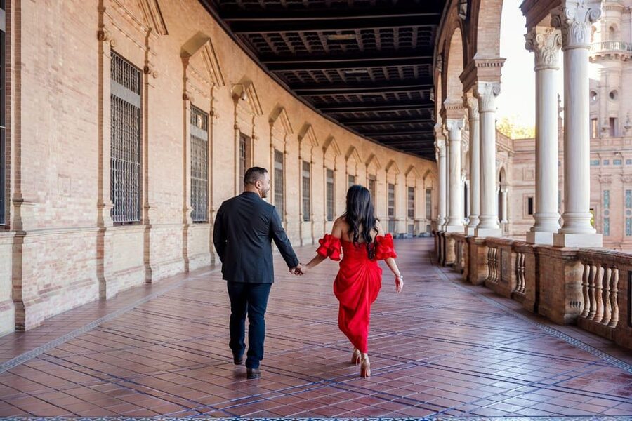 Seville: Romantic photoshoot for Couples - Finding Seville corners for the photographs