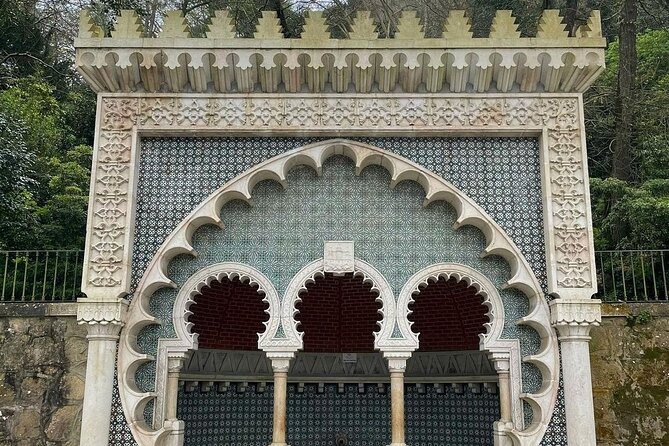 Sintra Walking Tour: Romantic Village & Palaces - Moorish Fountain and the old village streets
