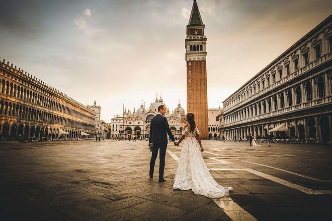 Sunrise Couple Photoshoot Tour - Meeting at Piazza San Marco