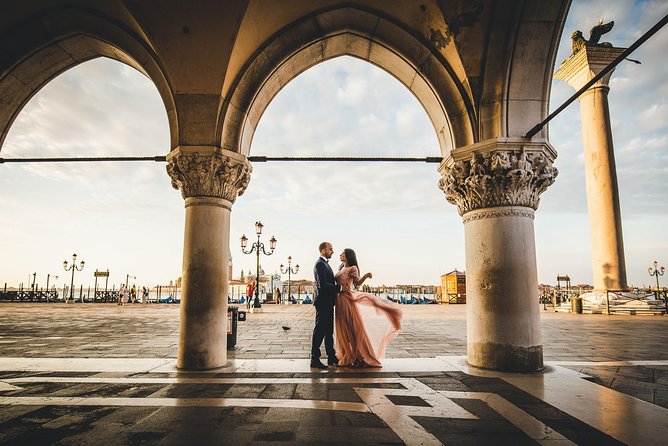 Sunrise Couple Photoshoot Tour - From the Famous Square to Quiet Calli