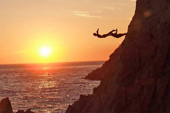Sunset Dinner and Cliff Divers in Acapulco - Why La Quebrada makes this more than a sunset dinner
