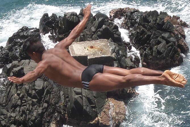 Sunset Dinner and Cliff Divers in Acapulco - A look at the 3:30 p.m. schedule