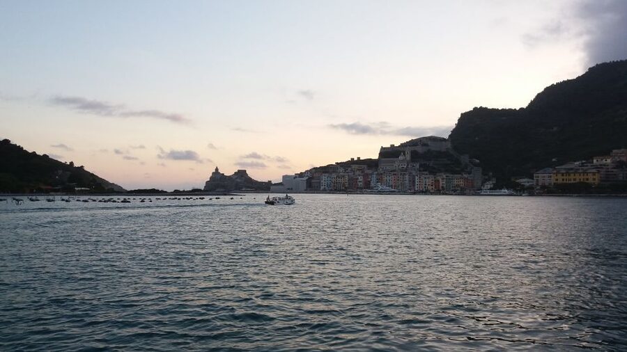 Sunset dinner boat tour in the Gulf of Poets - A small group changes the mood