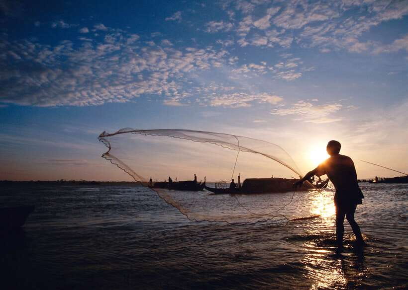 Sunset Dinner Tour: Tonle Sap Lake Floating Village - Dinner aboard the old Queen Tara