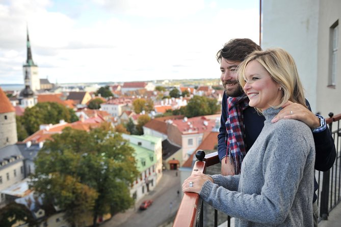 Tallinn 1 Hour Romantic Photo Tour - Why a one-hour photo walk works in Tallinn Old Town