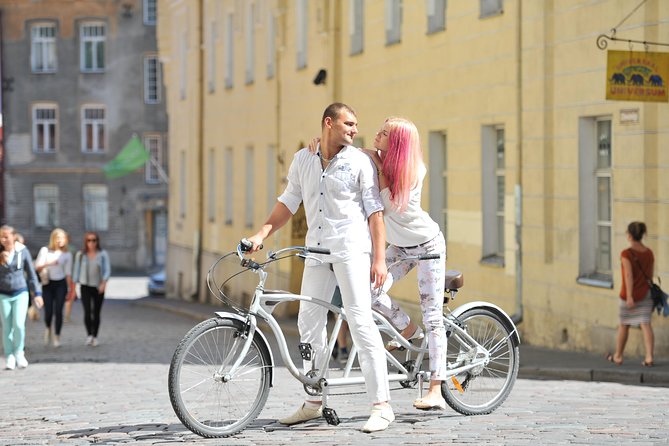 Tallinn 1 Hour Romantic Photo Tour - Walking, posing, and hearing Tallinn’s story