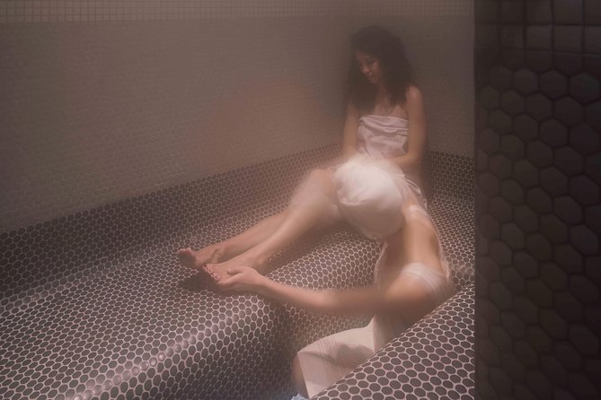 To sweat Madrid toxins in Hammam and enjoy the best couple massage downtown - The shower break keeps the sequence comfortable