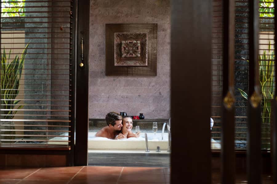 Ubud: Couple Spa Treatment with Bath Ritual & Sparkling Wine - Choosing an organic body scrub afterward