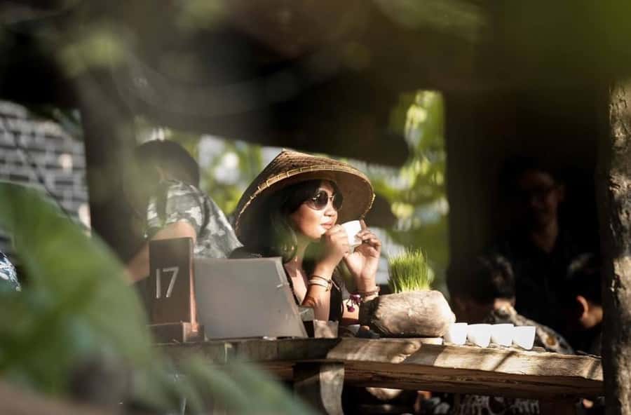 Ubud: Floating Breakfast, Jungle Swing & Spa Romantic Tour - Walking through Ubud’s rice terraces
