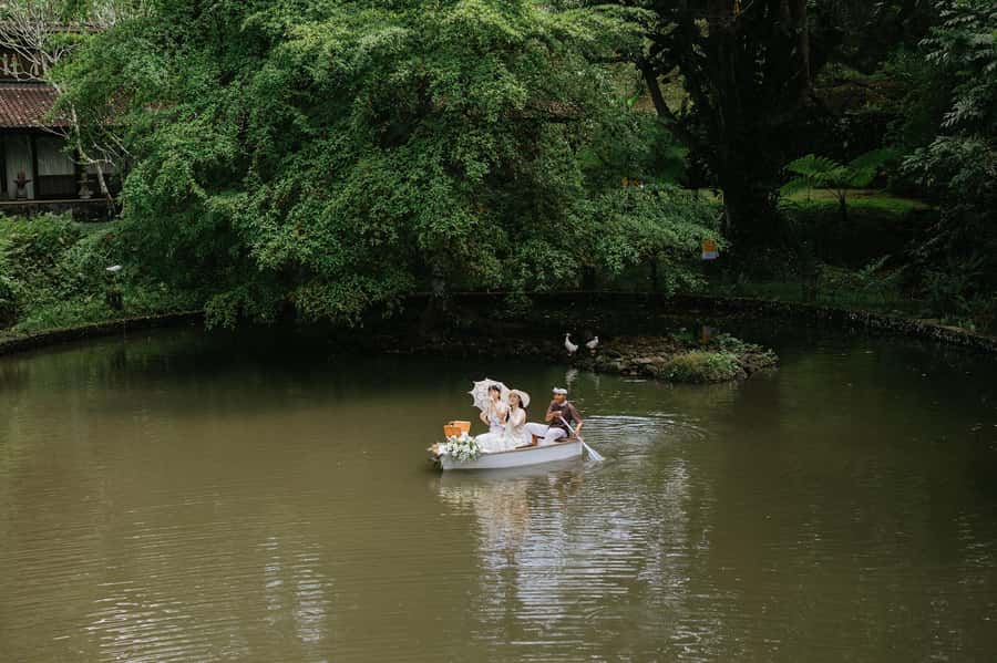 Ubud: Romantic Picnic on a Wooden Boat with Sparkling Wine - A quiet hour on the lake at Dua Dari Ubud