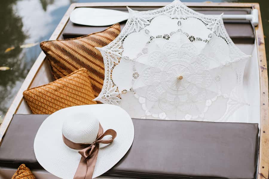 Ubud: Romantic Picnic on a Wooden Boat with Sparkling Wine - What the one-hour itinerary feels like