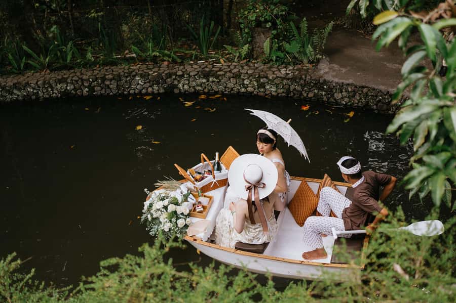 Ubud: Romantic Picnic on a Wooden Boat with Sparkling Wine - Small details that can make the hour better