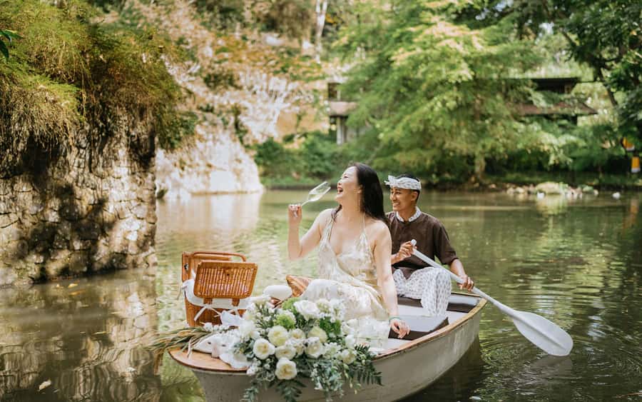 Ubud: Romantic Picnic on a Wooden Boat with Sparkling Wine - What comes in the picnic basket
