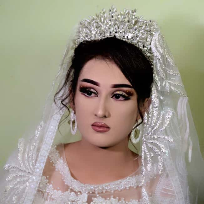 Uzbek wedding ceremony - Moving from the family home to the main celebration