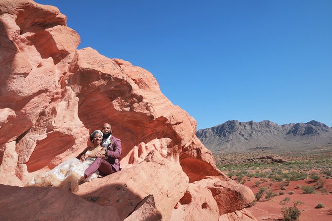 Valley of Fire Wedding by Private Limousine - Flowers, champagne, and the included photo session