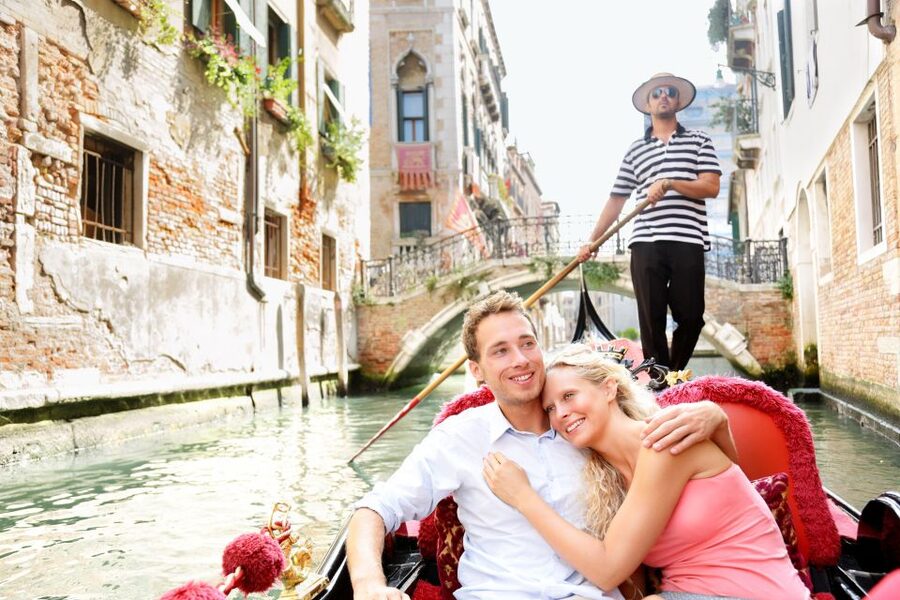 Venice: Romantic Gondola tour and Dinner for two - Key points at a glance