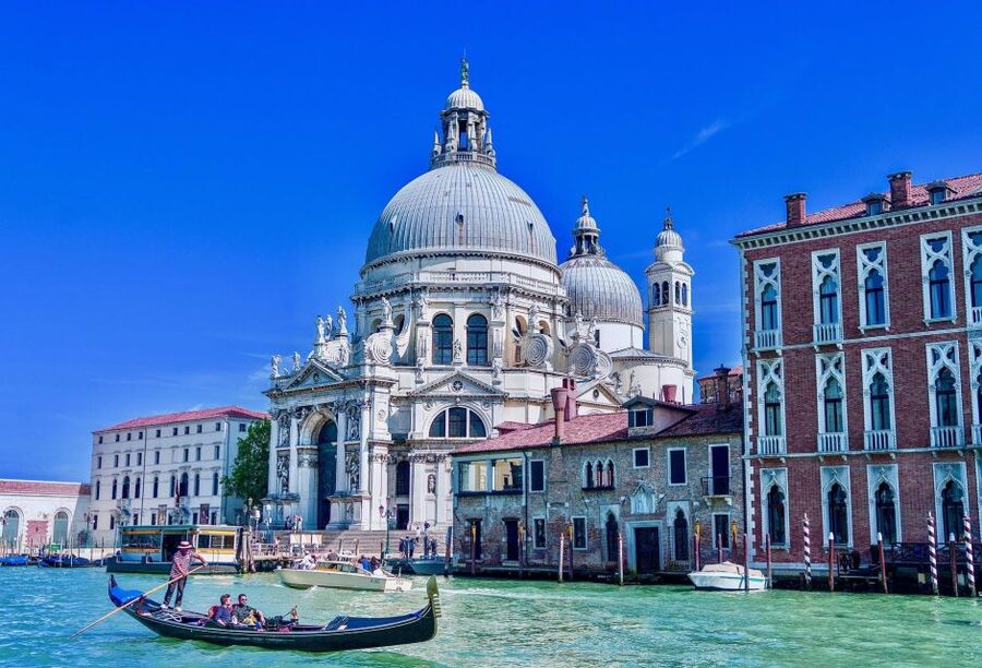 Venice: Romantic Gondola tour and Dinner for two - Should you book the gondola and dinner?