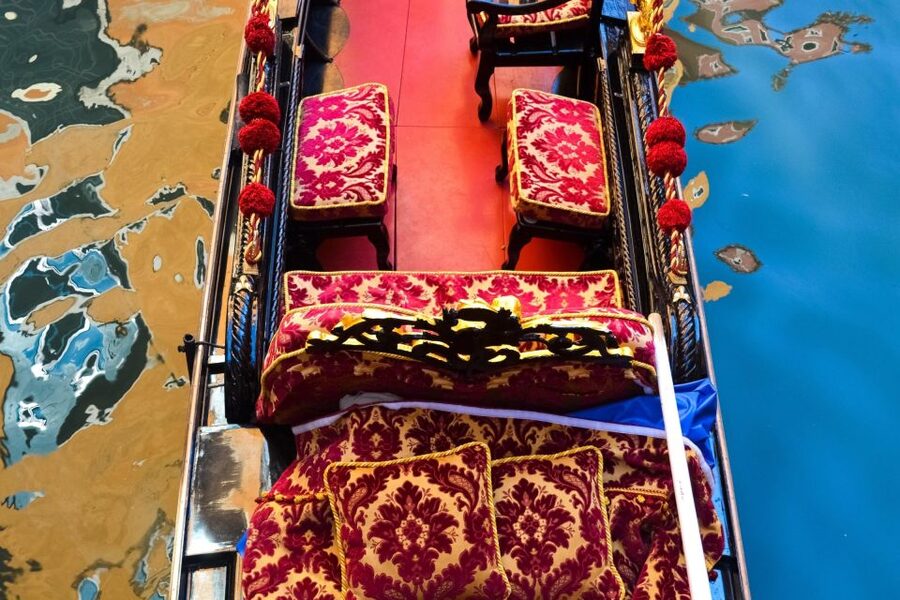 Venice: Romantic Gondola tour and Dinner for two - What this Venice evening actually includes