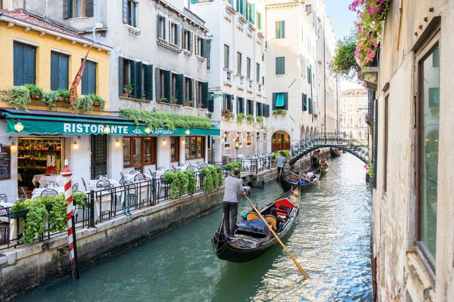 Venice: Romantic Gondola tour and Dinner for two - Thirty minutes through Venice by gondola