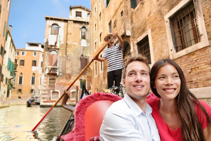 Venice: Romantic Gondola tour and Dinner for two - Arriving at Campo Santa Maria del Giglio