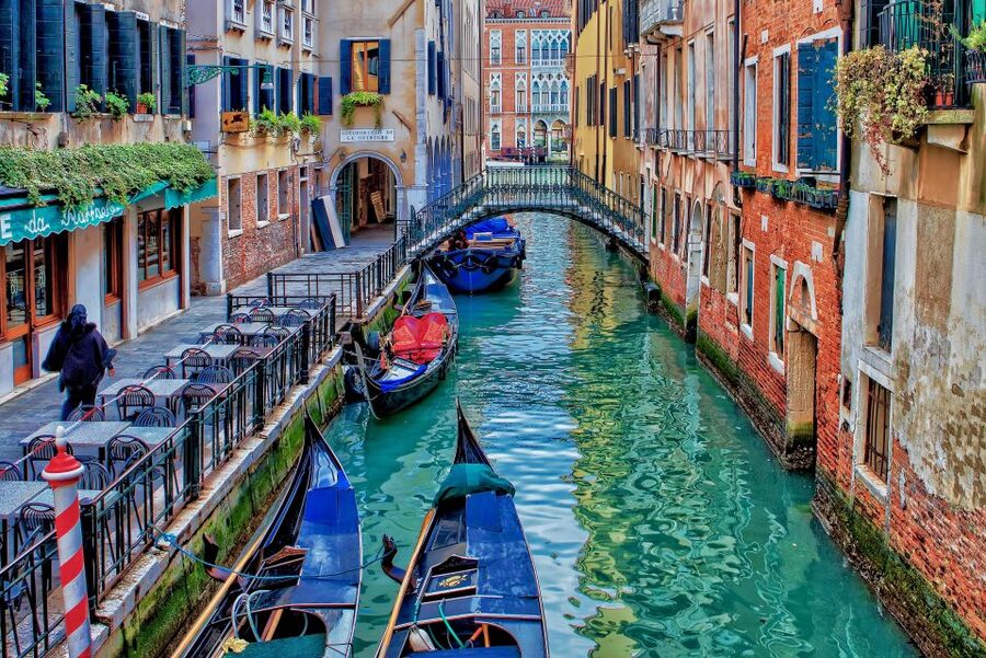 Venice: Romantic Gondola tour and Dinner for two - Who will enjoy this evening most?
