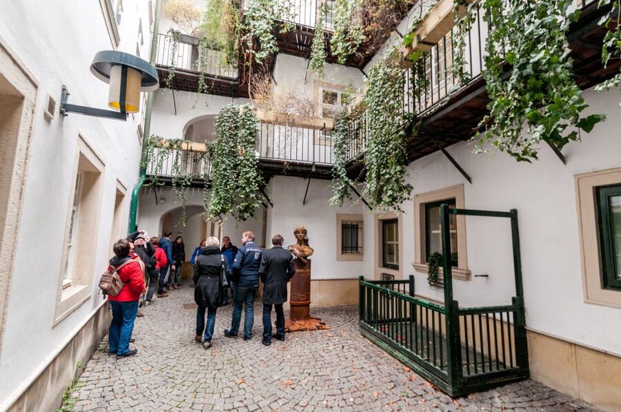 Vienna: Romantic Old Town 2-Hour Discovery Tour - Myths, animals, and city explanations