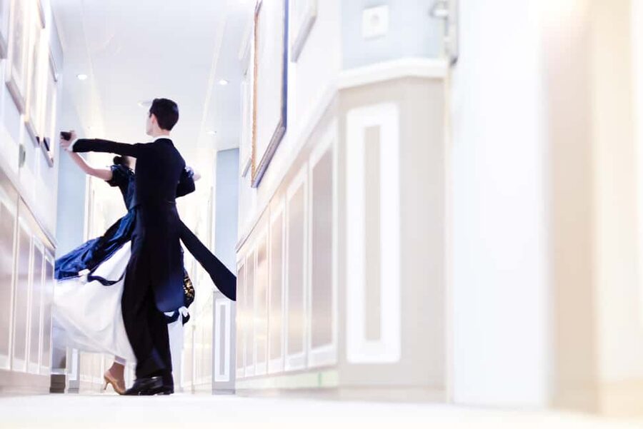 Vienna: Viennese Waltz Beginner Workshop for Couples - The first steps: posture, rhythm, and footwork