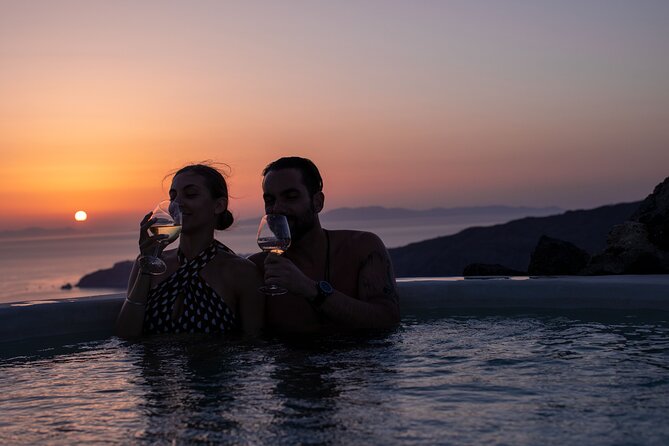 Volcanic Hot-Tub with Caldera View for Ultra-Romantic Couples - Staying on at the infinity pool lounge