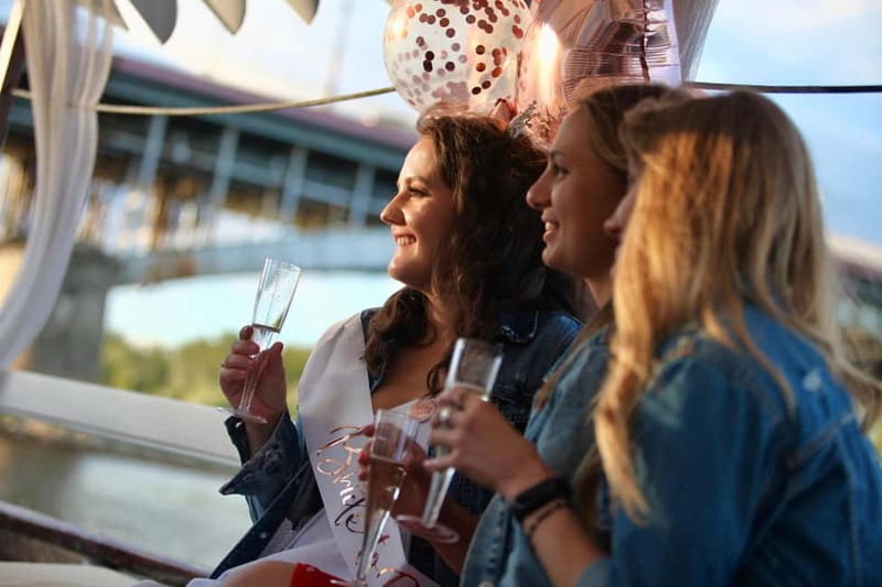Warsaw: Romantic Cruise with Prosecco–Birthdays & Proposals - The Warsaw Mermaid and the first five minutes