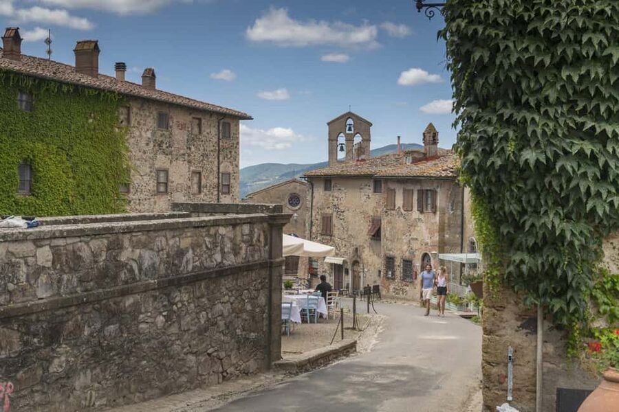 Wine tasting in a romantic castle with archaeologist guide - Small practical details that make the day easier