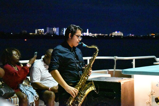 Your Romantic Dinner in Cancun, includes national open bar and live music - Saxophone music and the social side