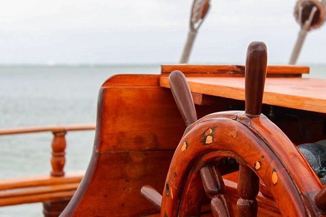 Your Romantic Dinner in Cancun, includes national open bar and live music - Who will enjoy this Cancun dinner cruise