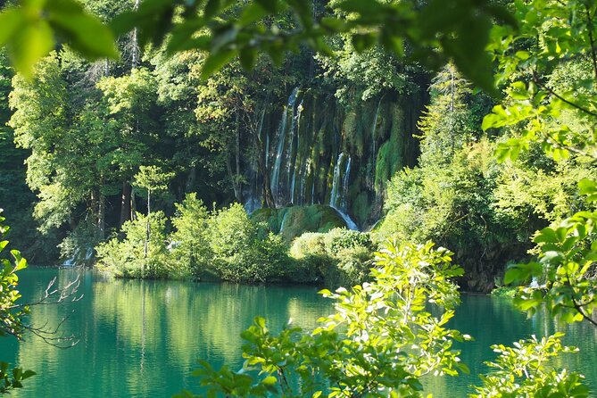 Zagreb airport or Zagreb to Split via Plitvice lakes for singles or couples - Spending four hours at Plitvice Lakes